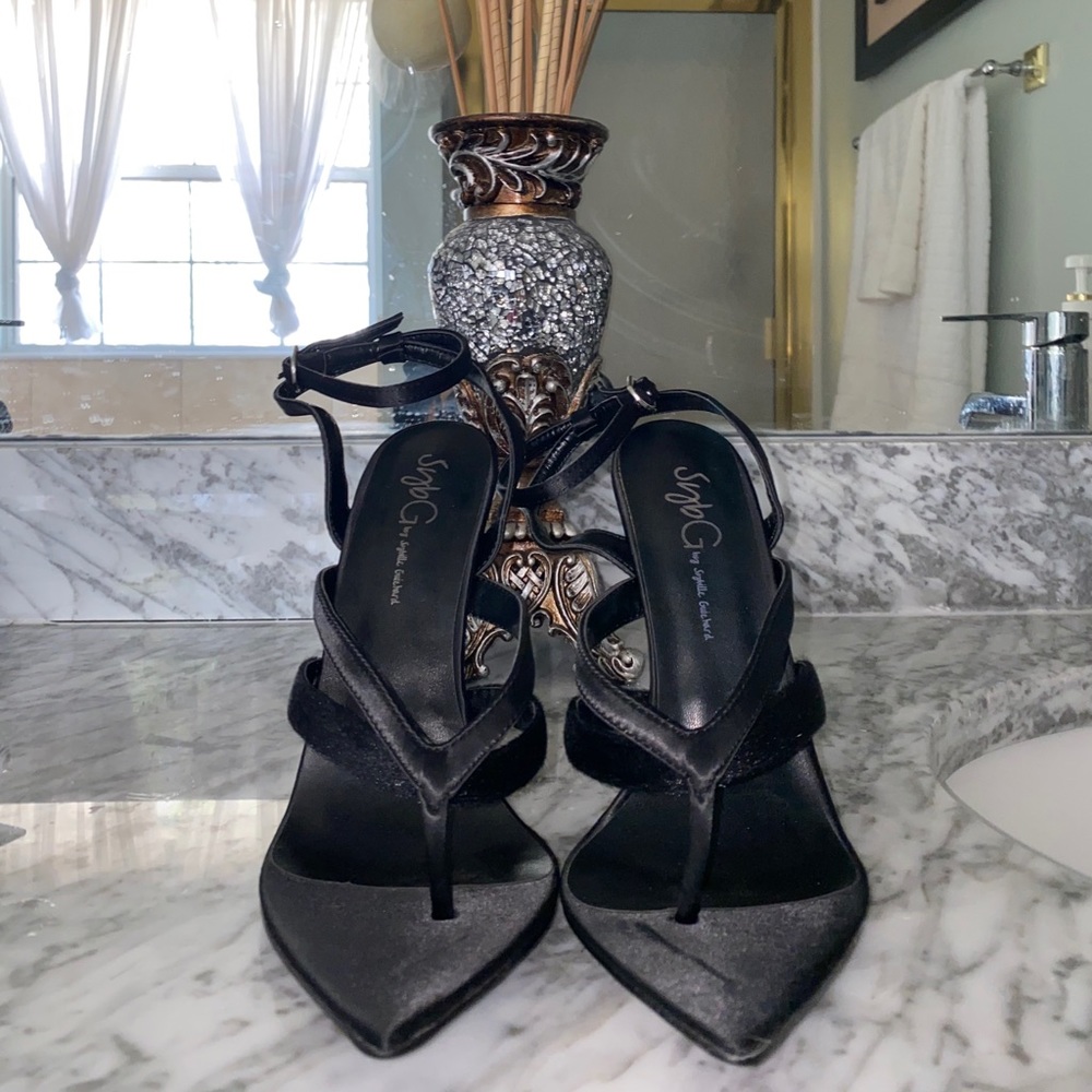 BRAND NEW! Black “Read Between The Lines” heels